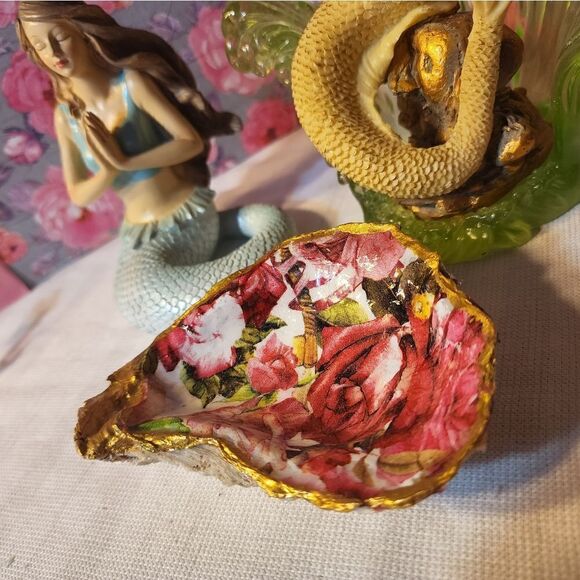 DECOUPAGE PINK FLOWERS ON A OYSTER SHELL - Picture 1 of 9